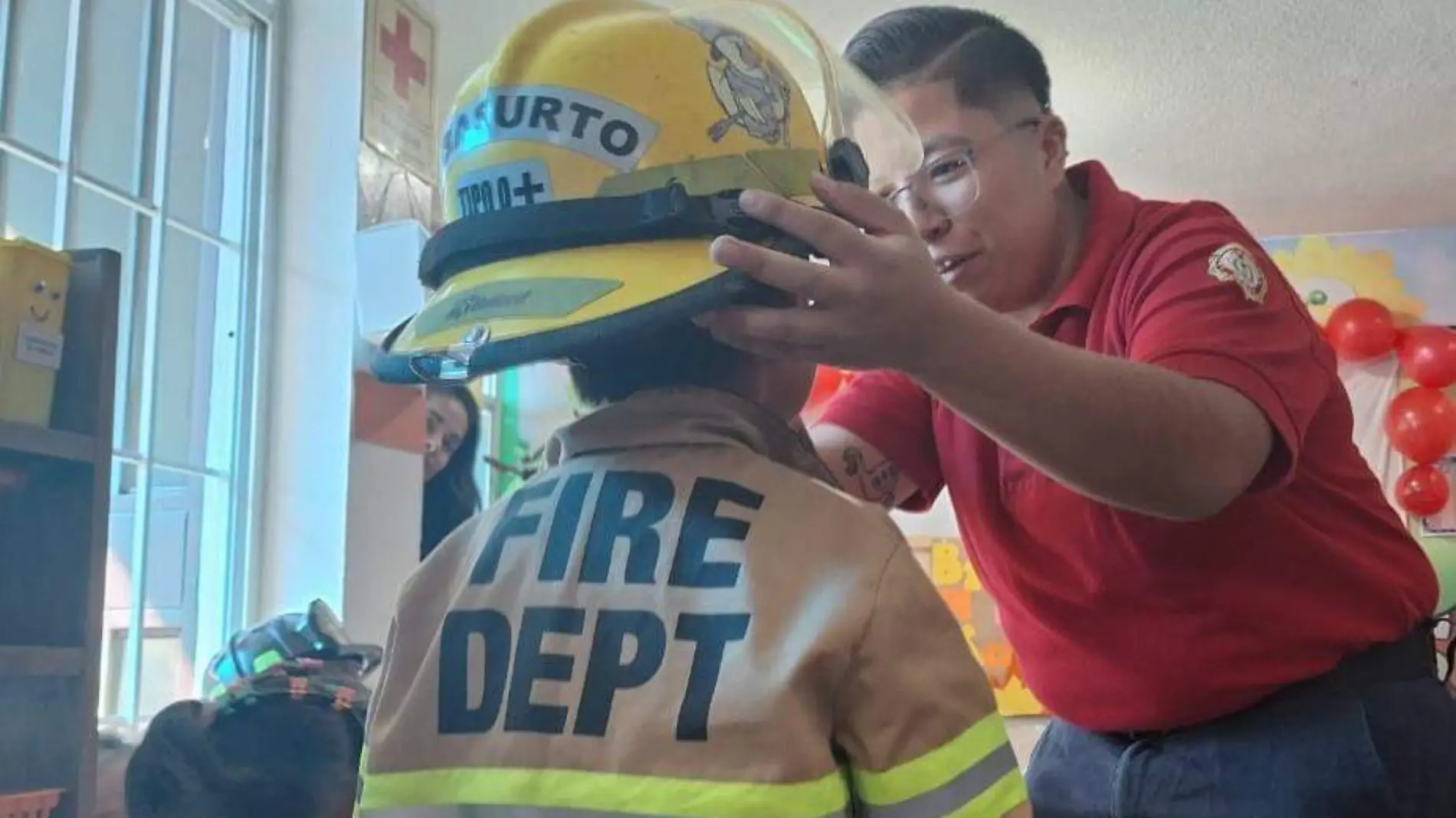 Conviven bomberos de Irapuato con niños de preescolar  (2)